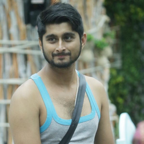 Deepak Thakur Shaves Off His Head To Save Urvashi From Nominations. Check Out His New Look RVCJ Media