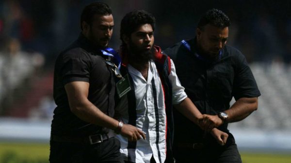 One More Fan Breaches Security To Hug Virat Kohli & Click Selfie With Him - RVCJ Media