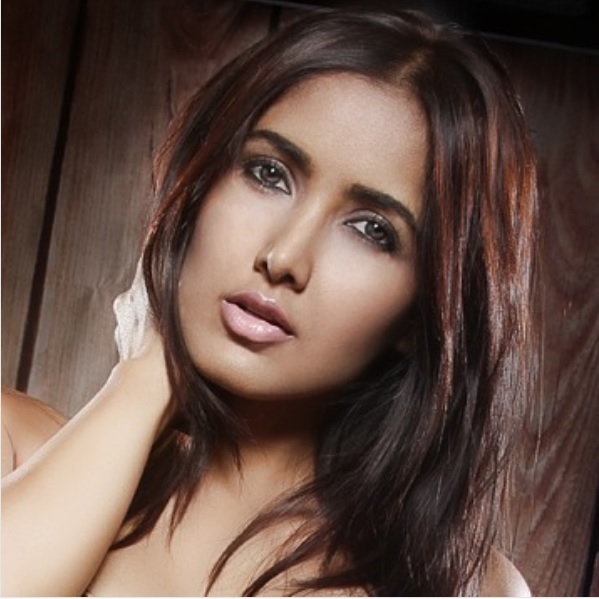 This Gorgeous Model Is All Set To Make Bollywood Debut. Her Pics Are Too Hot To Handle - RVCJ Media