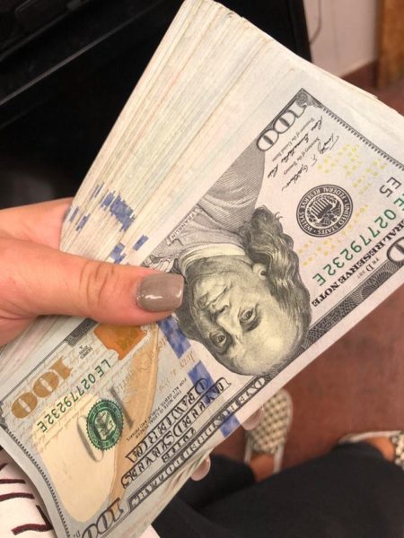YouTuber Ordered Just 2 Bottles Of Water And Leaves Rs 7 Lakh Tip For The Waitress - RVCJ Media