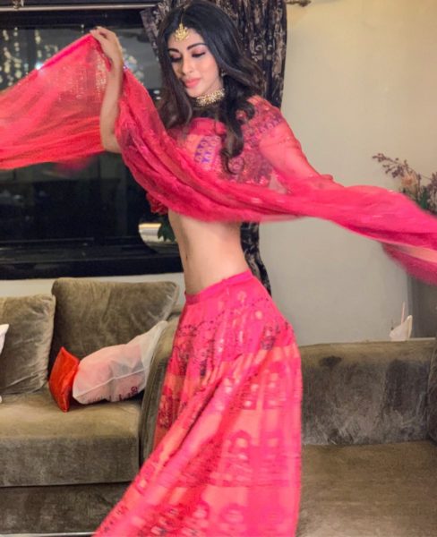 Mouni Roy Posted Her Dancing Pictures On Twitter. People Trolled Her And Called Skinny RVCJ Media