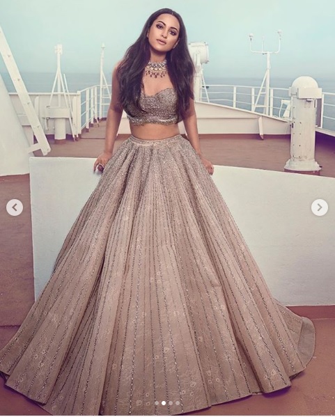 Sonakshi Sinha Did A Photoshoot For Hello Magazine, Got Trolled For Extreme Photoshop - RVCJ Media