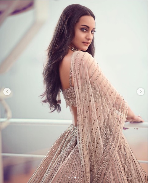 Sonakshi Sinha Did A Photoshoot For Hello Magazine, Got Trolled For Extreme Photoshop - RVCJ Media