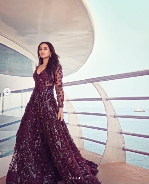 Sonakshi Sinha Did A Photoshoot For Hello Magazine, Got Trolled For Extreme Photoshop - RVCJ Media