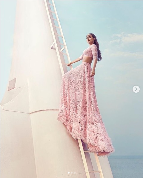 Sonakshi Sinha Did A Photoshoot For Hello Magazine, Got Trolled For Extreme Photoshop - RVCJ Media