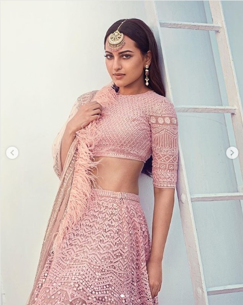 Sonakshi Sinha Did A Photoshoot For Hello Magazine, Got Trolled For Extreme Photoshop - RVCJ Media