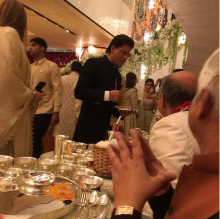 Abhishek Bachchan Shuts Down Trollers Trolling Him For Serving Food At Isha Ambani's Wedding RVCJ Media