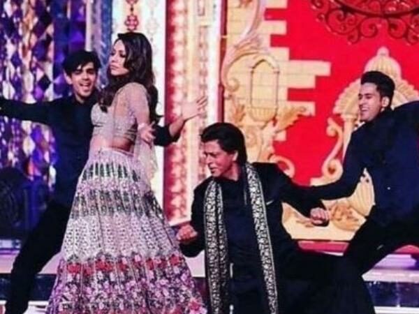 SRK Gives A Fitting Reply To People Trolling Him For Dancing At Isha Ambani's Wedding RVCJ Media