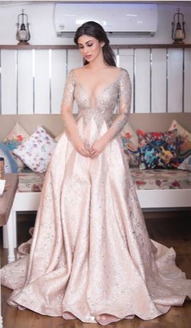 Mouni Roy Looks Stunning At The Star Screen Awards, Check Out How People Reacted To It - RVCJ Media