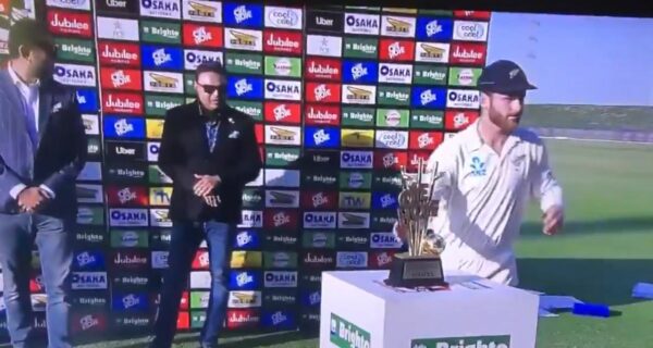 Kane Williamson Took The Oye Hoye Trophy On His Own And Didn't Wait For Panellist. Watch Video - RVCJ Media