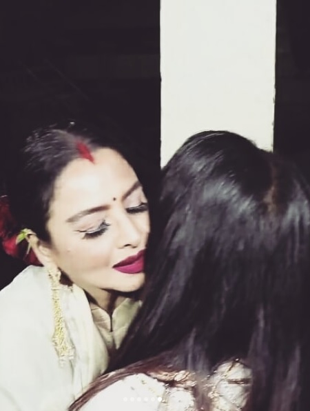 Aishwarya & Rekha Seen Kissing & Hugging Each Other At An Event. Video Went Viral - RVCJ Media
