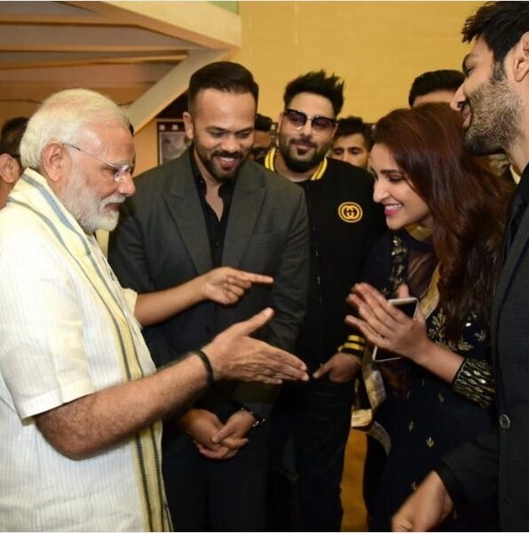 PM Modi Offered Handshake To Parineeti But She Refused & Joined Hands. People Are Trolling Modi - RVCJ Media