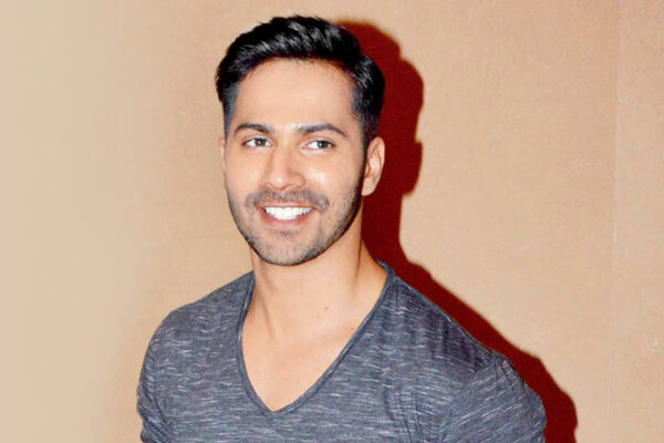 Varun Dhawan's Female Fan Gets On Knees For Him. In Return She Gets Best Gift From Him - RVCJ Media