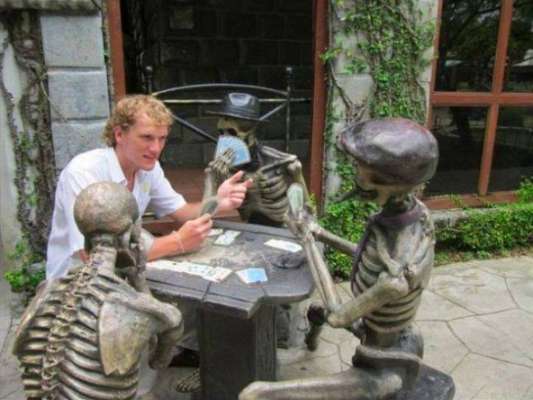 Pics Of People Posing With Statues Are Going Viral, You Just Can't Miss These Hilarious Photos - RVCJ Media