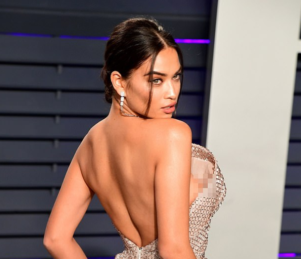 This Victoria's Secret Model Suffered From An Epic Wardrobe Malfunction At The Vanity Fair Party. - RVCJ Media