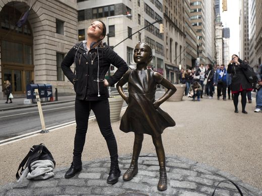 Pics Of People Posing With Statues Are Going Viral, You Just Can't Miss These Hilarious Photos - RVCJ Media