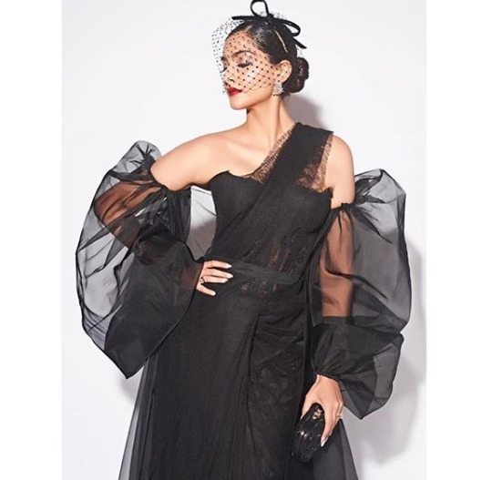 Sonam Kapoor Wore A Black Veil To An Event, People Trolled Her & Compared It To A Mosquito Net - RVCJ Media