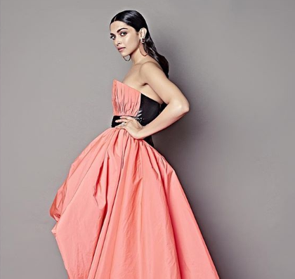 Sonam Kapoor Wore A Black Veil To An Event, People Trolled Her & Compared It To A Mosquito Net - RVCJ Media