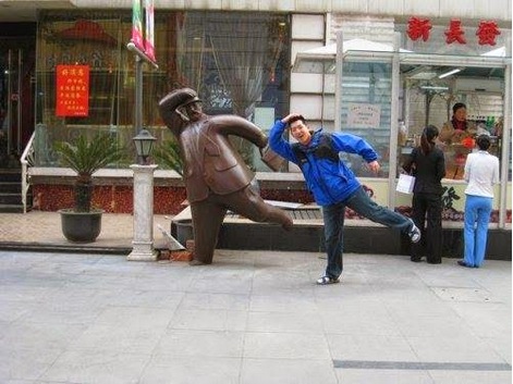 Pics Of People Posing With Statues Are Going Viral, You Just Can't Miss These Hilarious Photos - RVCJ Media