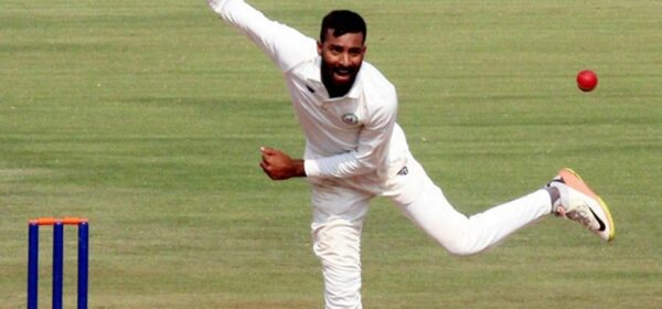 Akshay Karnewar Bowls With Both Hands? His Bowling Action In Irani Cup Has Left Netizens Amazed - RVCJ Media