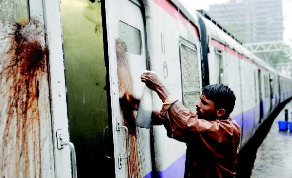 This Woman Ended Up With Paan Spittle On Her Dress As She Waited At Dadar Station, This Is Disgusting. - RVCJ Media