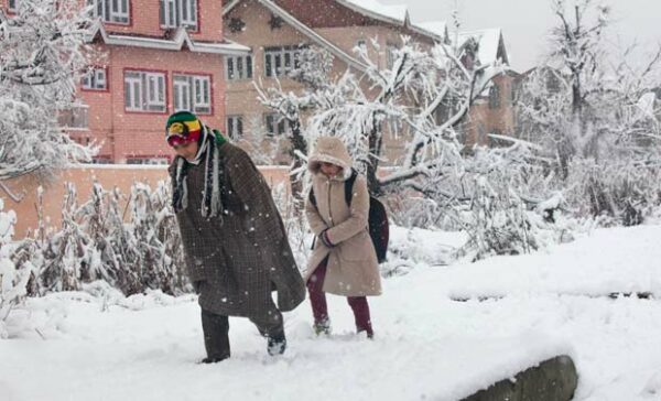 Video Of A Kashmiri Kid Reporting On Snowfall Goes Viral, People Can't Believe How Cute She Is - RVCJ Media