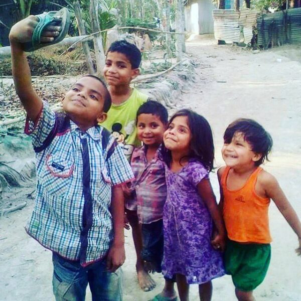 This Viral Pic Of Kids Taking Selfie With Slipper Is Truly Heart-Warming. Even Celebrities Shared It RVCJ Media