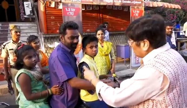 Kiran Bedi Turns Traffic Cop & Teaches People Importance Of Helmet, Gets Praised On Twitter - RVCJ Media