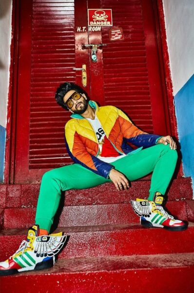 Ranveer Again Trolled For Wearing Weird Outfits. Fans Compared His Dresses To Parrot & Blankets - RVCJ Media