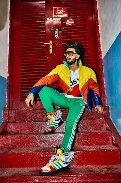 Ranveer Again Trolled For Wearing Weird Outfits. Fans Compared His Dresses To Parrot & Blankets - RVCJ Media