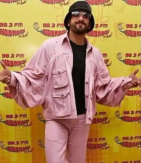 Ranveer Trolled For Wearing Pink Outfit During Gully Boy Promotion, Fans Called It Fashion Disaster - RVCJ Media