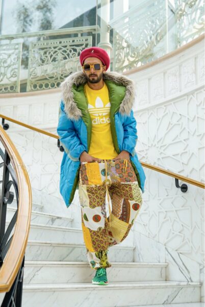 Ranveer Again Trolled For Wearing Weird Outfits. Fans Compared His Dresses To Parrot & Blankets - RVCJ Media