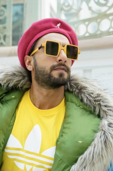 Ranveer Again Trolled For Wearing Weird Outfits. Fans Compared His Dresses To Parrot & Blankets - RVCJ Media