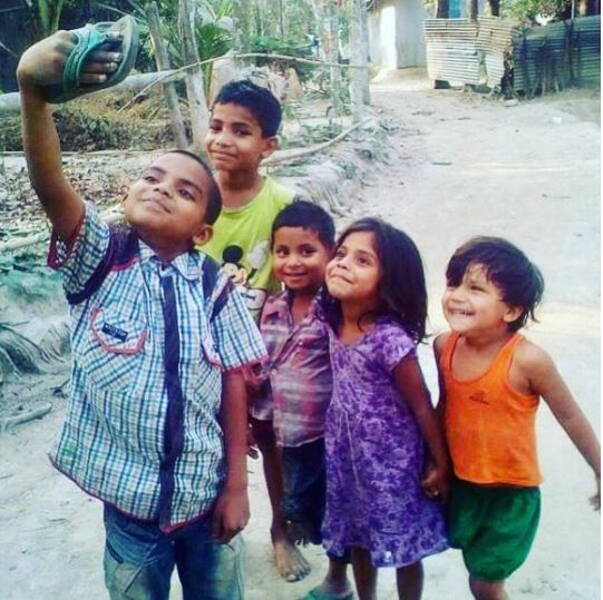 Amitabh Bachchan Called Viral Pic Of Kids Clicking Selfie With Slipper Fake, Gets Badly Trolled - RVCJ Media