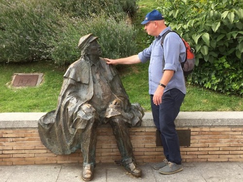 Pics Of People Posing With Statues Are Going Viral, You Just Can't Miss These Hilarious Photos - RVCJ Media