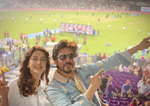 Video Of SRK Hugging His Differently Abled Fan Goes Viral. Fans Are Loving It. - RVCJ Media