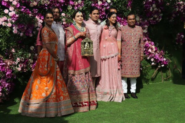 Maroon 5 Performs At Akash Ambani - Shloka Mehta Wedding Reception, Don't Miss Videos. - RVCJ Media