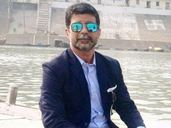 Dangerous Gangster Runs Away From UP Cops' Hands By Trapping Them For Liquor. Really Sad - RVCJ Media