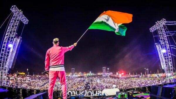Dj Snake's Fan Boy Moment With Shah Rukh Khan Took The Internet By Storm. - RVCJ Media
