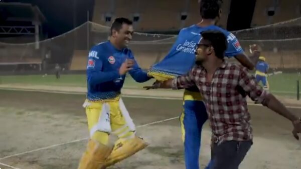 Fan Tried To Chase Dhoni & He Started Running Away From Fan. Twitter Is Loving MSD’s Style - RVCJ Media