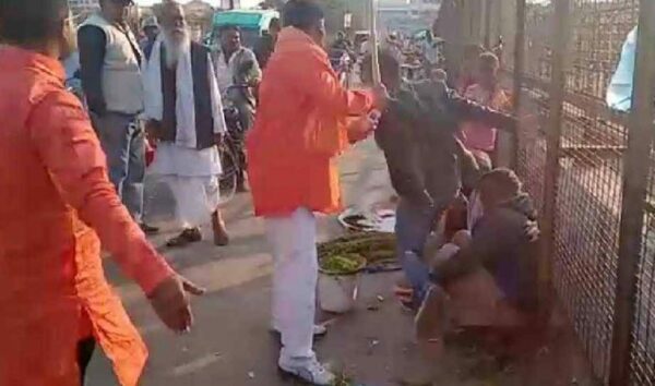 Two Innocent Kashmiri Dry Fruit Vendors Were Beaten Up In Lucknow, Goons Released Video - RVCJ Media
