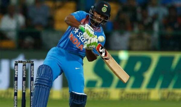 Crowd Shouts ‘Dhoni Dhoni’ To Troll Rishabh Pant For Poor Wicketkeeping, Twitter Wants MSD Back - RVCJ Media