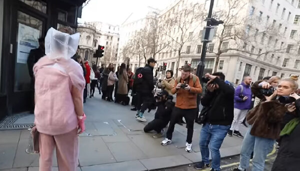 This Guy Weared Silly Clothes And Reached London Fashion Week. Photogs Thought He Is A Real Model - RVCJ Media