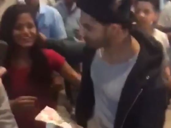 Varun Dhawan's Female Fan Gets On Knees For Him. In Return She Gets Best Gift From Him - RVCJ Media