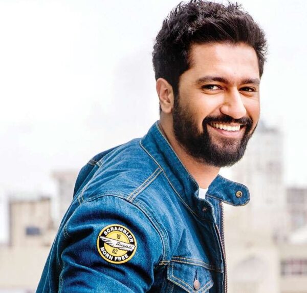 When Vicky Kaushal Was Embarrassed At SRK's Diwali Party And Had To Hide Behind Curtain - RVCJ Media