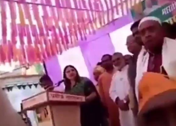 Maneka Gandhi Addressing The Muslims In Sultanpur Rally Asked Them To Vote For Her Or She Won't Work For Them RVCJ Media
