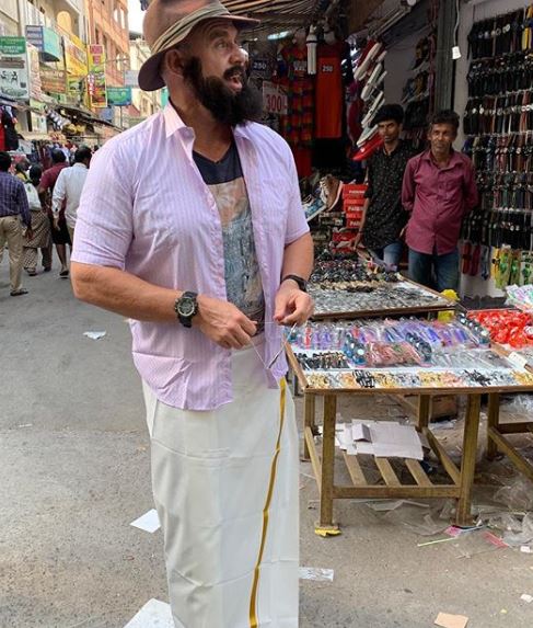 Matthew Hayden Wears A Lungi, Goes For Street Shopping In Chennai And Bargains With Vendor - RVCJ Media