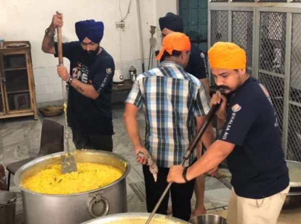 Cyclone Fani: Khalsa Aid Enchants Everyone's Heart, For Serving Food To The Victims In Odisha - RVCJ Media