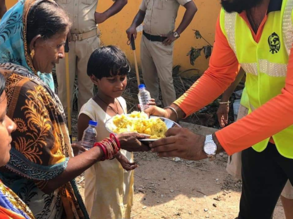 Cyclone Fani: Khalsa Aid Enchants Everyone's Heart, For Serving Food To The Victims In Odisha - RVCJ Media