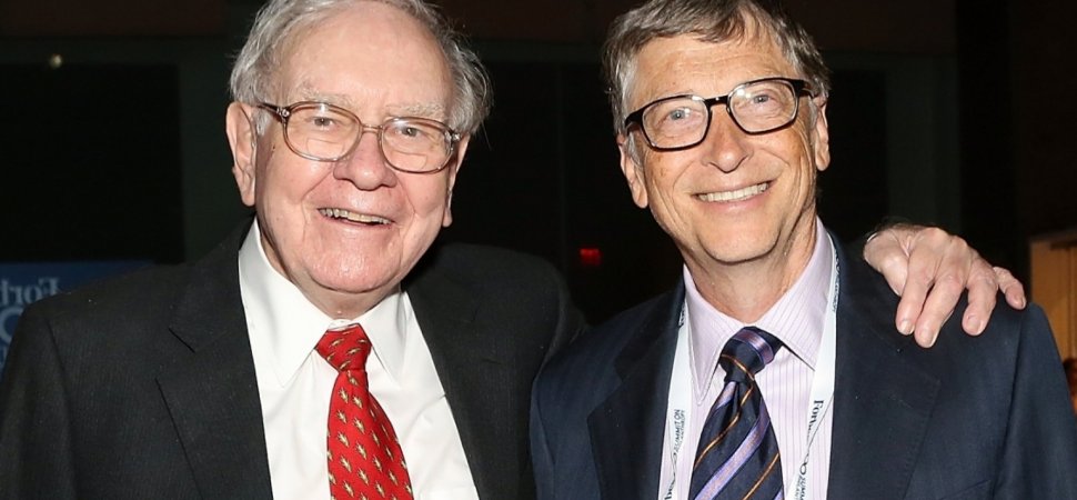 Bill Gates And Warren Serve Ice-cream At A Food Joint, Twitter Is All Praises For Them - RVCJ Media
